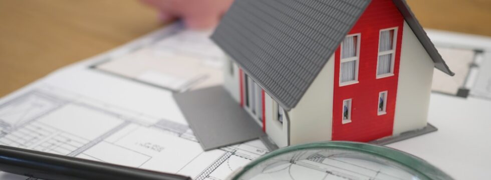 Offset Mortgages for Expats House model with savings representing an offset mortgage arrangement