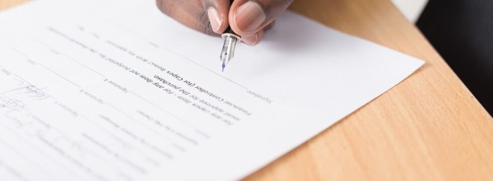 Fixed rate mortgage UK - signing mortgage documents