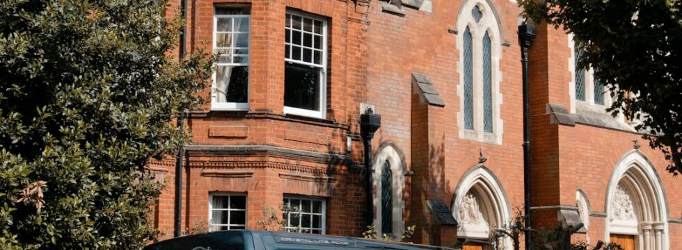 Home Mover Mortgage UK Home mover mortgage UK - removal van outside house