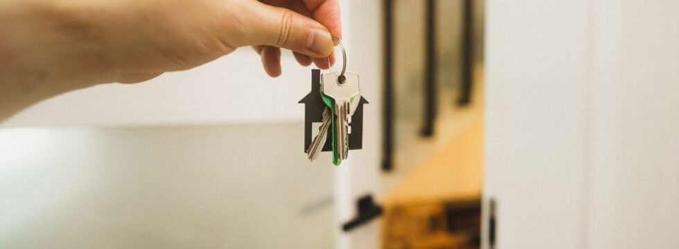 Chain Break Bridging Loan Chain break bridging loan UK - house keys moving home