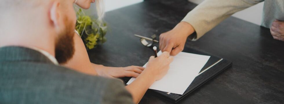Commercial lease break clause UK - lease agreement signing